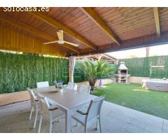 BONITA CASA ADOSADA EN ZONA RESIDENCIAL TRANQUILA, A 10 MINUTOS DE LA PLAYA DE