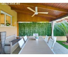 BONITA CASA ADOSADA EN ZONA RESIDENCIAL TRANQUILA, A 10 MINUTOS DE LA PLAYA DE