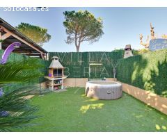 BONITA CASA ADOSADA EN ZONA RESIDENCIAL TRANQUILA, A 10 MINUTOS DE LA PLAYA DE