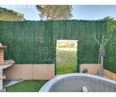 BONITA CASA ADOSADA EN ZONA RESIDENCIAL TRANQUILA, A 10 MINUTOS DE LA PLAYA DE