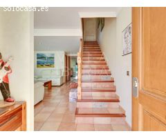 BONITA CASA ADOSADA EN ZONA RESIDENCIAL TRANQUILA, A 10 MINUTOS DE LA PLAYA DE