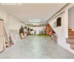 BONITA CASA ADOSADA EN ZONA RESIDENCIAL TRANQUILA, A 10 MINUTOS DE LA PLAYA DE