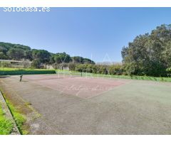 Exclusiva finca con piscina, pista de tenis y total privacidad en la Costa Brava