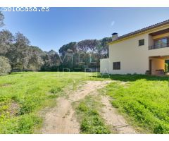 Exclusiva finca con piscina, pista de tenis y total privacidad en la Costa Brava