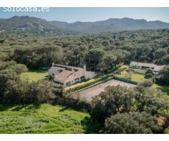 Exclusiva finca con piscina, pista de tenis y total privacidad en la Costa Brava