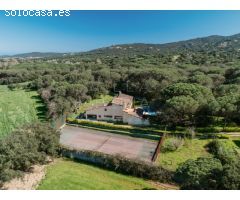 Exclusiva finca con piscina, pista de tenis y total privacidad en la Costa Brava