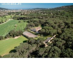 Exclusiva finca con piscina, pista de tenis y total privacidad en la Costa Brava
