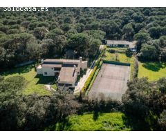 Exclusiva finca con piscina, pista de tenis y total privacidad en la Costa Brava