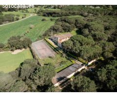 Exclusiva finca con piscina, pista de tenis y total privacidad en la Costa Brava