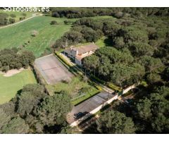 Exclusiva finca con piscina, pista de tenis y total privacidad en la Costa Brava