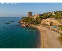 Espectacular ático con vistas panorámicas al mar y acceso directo a la playa.