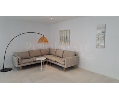 Venta de local reformado como vivienda en primera línea de Cala Mayor, a 1