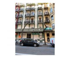 LOCAL COMERCIAL EN VENTA CALLE CISCAR, CON PATIO INTERIOR, LUZ NATURAL. EN ZONA