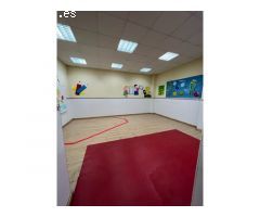 LOCAL COMERCIAL EN VENTA CALLE CISCAR, CON PATIO INTERIOR, LUZ NATURAL. EN ZONA