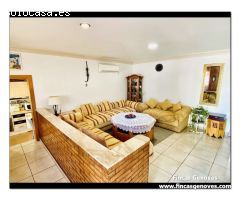 CASA DE PLANTA BAJA CON 4 DORMITORIOS Y PISCINA