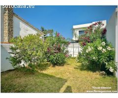 PRECIOSA CASA RENOVADA CON 3 DORMITORIOS, GARAJE Y JARDIN, MUY CERCA DE LA PLAYA