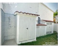 PRECIOSA CASA RENOVADA CON 3 DORMITORIOS, GARAJE Y JARDIN, MUY CERCA DE LA PLAYA