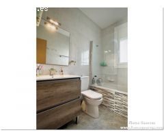 PRECIOSA CASA RENOVADA CON 3 DORMITORIOS, GARAJE Y JARDIN, MUY CERCA DE LA PLAYA