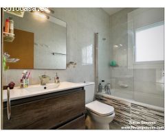 PRECIOSA CASA RENOVADA CON 3 DORMITORIOS, GARAJE Y JARDIN, MUY CERCA DE LA PLAYA