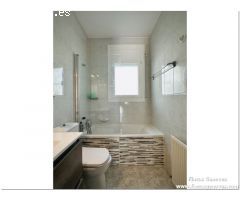 PRECIOSA CASA RENOVADA CON 3 DORMITORIOS, GARAJE Y JARDIN, MUY CERCA DE LA PLAYA