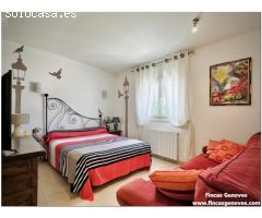 PRECIOSA CASA RENOVADA CON 3 DORMITORIOS, GARAJE Y JARDIN, MUY CERCA DE LA PLAYA