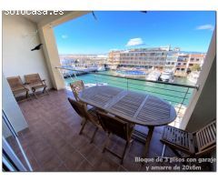 Edificio en venta en Empuriabrava, 3 apartamentos, gran garaje y amarre de 20x6m