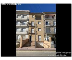 Edificio en venta en Empuriabrava, 3 apartamentos, gran garaje y amarre de 20x6m