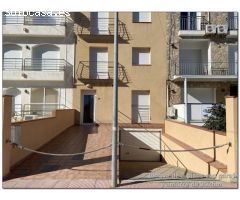Edificio en venta en Empuriabrava, 3 apartamentos, gran garaje y amarre de 20x6m