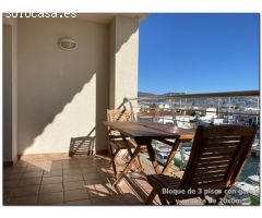Edificio en venta en Empuriabrava, 3 apartamentos, gran garaje y amarre de 20x6m