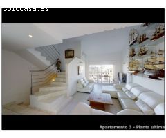 Edificio en venta en Empuriabrava, 3 apartamentos, gran garaje y amarre de 20x6m