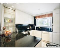 Estupenda villa mediterránea al canal ancho, con amarre de 11.50m y piscina