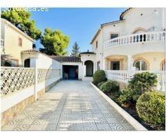 GRAN CASA CON 5 DORMITORIOS, GARAJE Y PISCINA DELANTE DE PUERTO PRIVADO, PANI