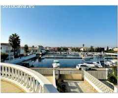 GRAN CASA CON 5 DORMITORIOS, GARAJE Y PISCINA DELANTE DE PUERTO PRIVADO, PANI