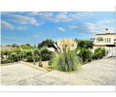 CASA CON GARAJE, PISCINA APARTAMENTO DE INVITADOS Y GRAN TERRENO ESQUINERO