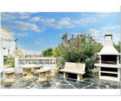CASA CON GARAJE, PISCINA APARTAMENTO DE INVITADOS Y GRAN TERRENO ESQUINERO