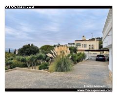 CASA CON GARAJE, PISCINA APARTAMENTO DE INVITADOS Y GRAN TERRENO ESQUINERO