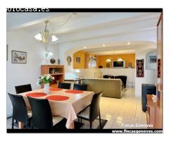 CASA CON GARAJE, PISCINA APARTAMENTO DE INVITADOS Y GRAN TERRENO ESQUINERO