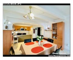 CASA CON GARAJE, PISCINA APARTAMENTO DE INVITADOS Y GRAN TERRENO ESQUINERO
