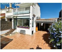 CASA RENOVADA CON 3 DORMITORIOS, GARAJE Y PISCINA COMUNITARIA.