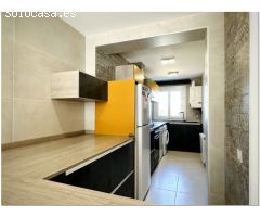 CASA RENOVADA CON 3 DORMITORIOS, GARAJE Y PISCINA COMUNITARIA.