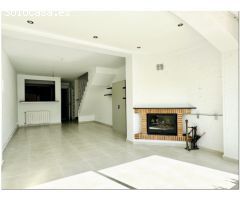 CASA RENOVADA CON 3 DORMITORIOS, GARAJE Y PISCINA COMUNITARIA.