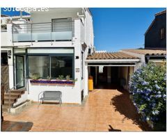CASA RENOVADA CON 3 DORMITORIOS, GARAJE Y PISCINA COMUNITARIA.