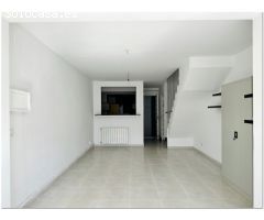 CASA RENOVADA CON 3 DORMITORIOS, GARAJE Y PISCINA COMUNITARIA.