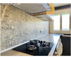 CASA RENOVADA CON 3 DORMITORIOS, GARAJE Y PISCINA COMUNITARIA.