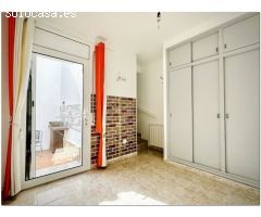 CASA RENOVADA CON 3 DORMITORIOS, GARAJE Y PISCINA COMUNITARIA.