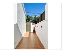 CASA RENOVADA CON 3 DORMITORIOS, GARAJE Y PISCINA COMUNITARIA.