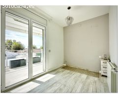 CASA RENOVADA CON 3 DORMITORIOS, GARAJE Y PISCINA COMUNITARIA.