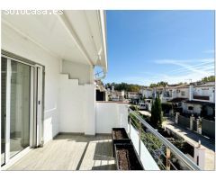 CASA RENOVADA CON 3 DORMITORIOS, GARAJE Y PISCINA COMUNITARIA.