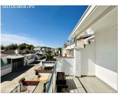 CASA RENOVADA CON 3 DORMITORIOS, GARAJE Y PISCINA COMUNITARIA.