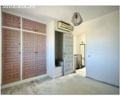 CASA RENOVADA CON 3 DORMITORIOS, GARAJE Y PISCINA COMUNITARIA.